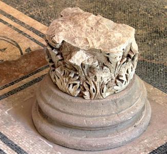 Основание римской колонны с тонкой резьбой по мрамору