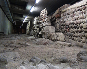 Фукдаменты средневековых подвалов сделаны из римских стен