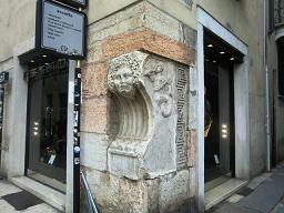 Голова Медузы Горгоны - часть жертвенного алтаря римского надгробия