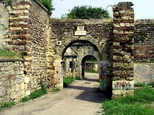 Средневековые стены и ворота Порта Фура