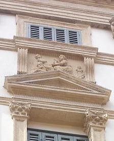 Барельефы скульптора Дзоппи над окнами Дворца