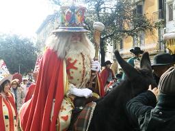 Папа Ньоко на ослике, на огромной вилке - клёцка