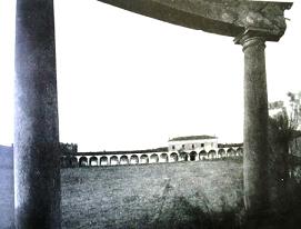 Фотография 1932 года до взрыва Лазарета - часть портика и двухэтажный дом Приора