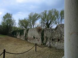 Стена, разделяющая территорию Лазарета на изолированные внутренние дворы.