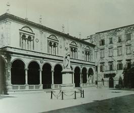 Фотография конца XIX века, после реставрации Лоджии на фасаде уже нет статуй Кампаньи