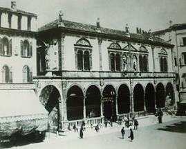 Фотография XIX века, на фасаде Лоджии в Вероне в нишах статуи Благовещения Д.Кампаньи