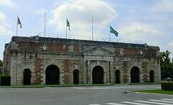 Фасад ворот Порта Нуова со стороны города