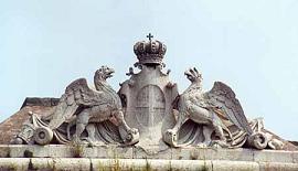 Два грифона держат Герб Вероны наверху Ворот