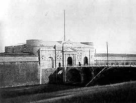 Фотография Ворот 1861г. с каменным мостом