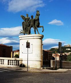 Одна из скульптур Марио Салаццари на мосту Виттория