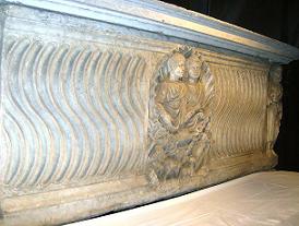 Саркофаг стриджиллато украшен волнами