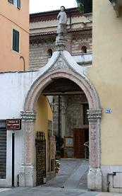 Портал Эпохи Возрождения на улице Кавур со статуей Св. Лоренцо