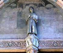 Скульптор Джольфино украсил боковой вход церкви