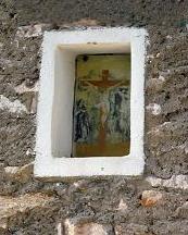 Эдикола в виде ниши на стене дома в Фумане