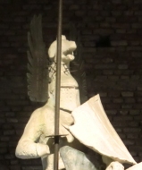 На конной статуе Мастино II распорядился закрыть лицо
