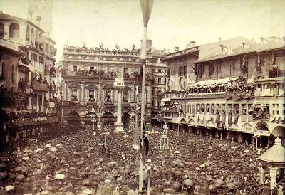 Площадь Эрбе на фото 1886 года - день восстановления Льва Сан Марко на колонне