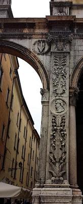 Арка рядом с Лоджией на площади Синьоров в Вероне - работа скульптора Анжело