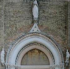 Статуи на портале церкви Сан Томазо в Вероне