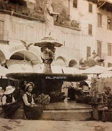 Американские туристы у фонтана, фото 1912 года из архивов Алинари, Флоренция