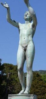 Копия статуи  Мальчика из мрамора в парке Триеста