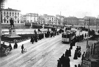 На фото 1908 года - через мост впервые прошёл трамвай