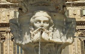 Одна из масок короля на фонтане Мадонна Верона