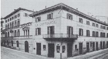 Угол домов Да Сакко на улице Порта Борсари, здесь была аптека Даль Орсо в 15 веке, фото 1959 года