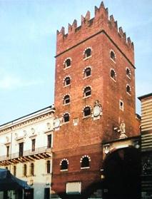 Башня Альберто делла Скала на площади Синьоров