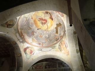 Пилястры из крипты держал купол под тибурием, фрески Брузасорци 16 века