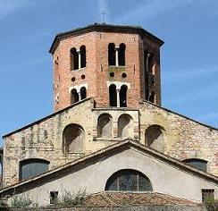Тибурий-колокольня Св. Стефано встроена в церковь в 12 веке
