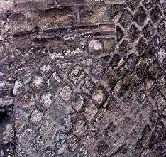 Техника строительства стен Опус ретикулум 1 века, найденная в Эрколануме