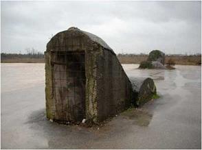 Бункер времён Второй мировой войны - один из входов в подвалы 13 века