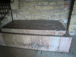 Скромный саркофаг Епископа Вероны Аделардо (1122-12