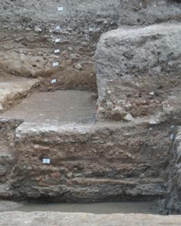 Фундамент подиума Амфитеатра Аквилея был шириной 4 метра