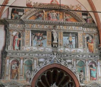 Алтарь Калькасоли в Дуомо Вероны расписан фресками Фальконетто в 1503 году
