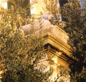Овечка на пьедистале на улице Диац - символ веронских шерстяных тканей 16 века