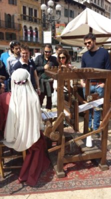 Древние ремёсла на площади Эрбе в Вероне - ежегодная ярмарка