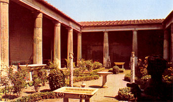 Внутренний дворик с портиками - перистилий с фонтанами 
