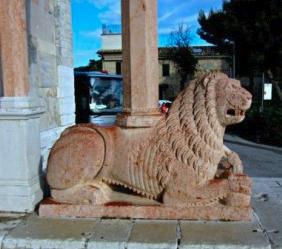 Львы на входе в Дуомо Анконы - символ города