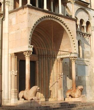 Кафедральный Собор Модены охраняют львы