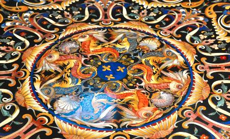 Флорентийская мозаика в центре стола сделана по рисунку Якопо Лигоцци