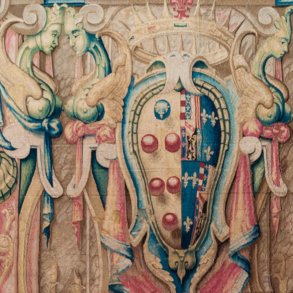 Герб Медичи с короной в укарашениях, прославляющих Династию