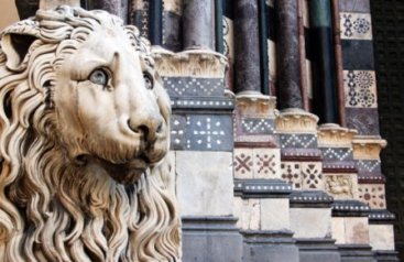 Красавец лев в Генуе на фоне цветного мрамора Сан Лоренцо, уже 19 век