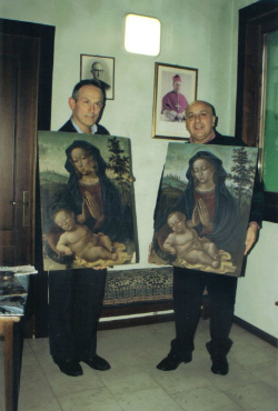 Художник демонстрирует свою копию в сравнении с оригиналом Либерале