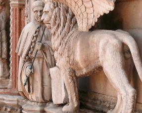 Лев на Дворце Дожей, Дож на коленях перед символом Венеции