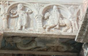 Месяцы Апрель и май, снизу - дракон, 1139 год, скульптор Николо, протир базилика Св.Зенона, Верона