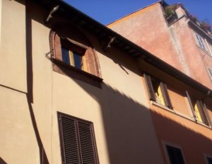 Окошко Форнарины в доме №20 на улице Санта Доротея в Риме