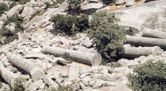 Неудачные колонны бросали в каменоломнях