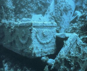 Мраморные саркофаги на дне моря около побережбя Греции