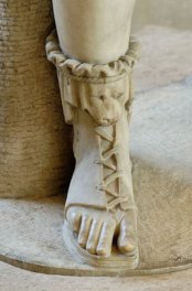 Римские сандалии с открытыми пальцами